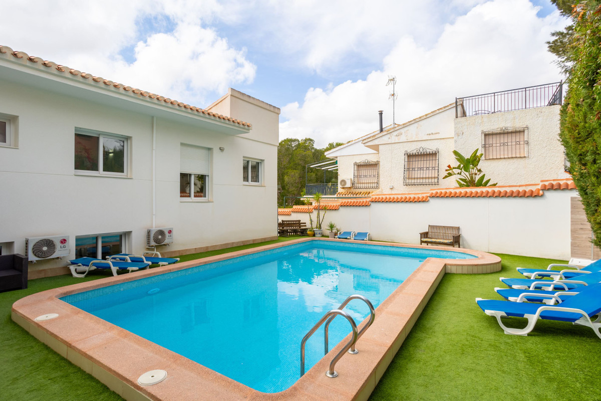 For sale - 8 Bedroom 5 Bathroom House - Detached Villa in Orihuela - Campoamor  - Alicante