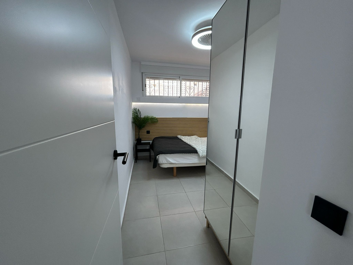 For sale - 3 Bedroom 2 Bathroom Apartment - Middle Floor Apartment in Torrevieja - Torrevieja Centro  - Alicante