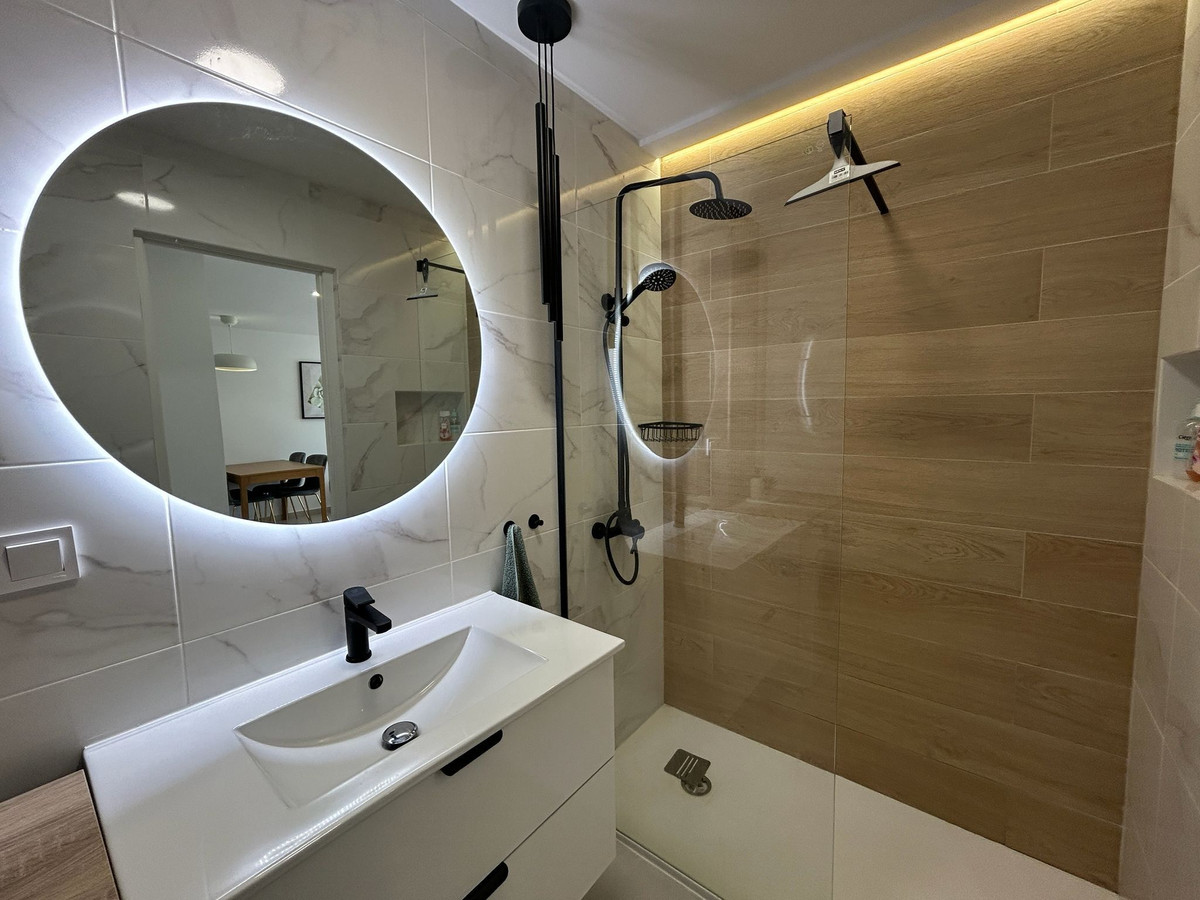 For sale - 3 Bedroom 2 Bathroom Apartment - Middle Floor Apartment in Torrevieja - Torrevieja Centro  - Alicante