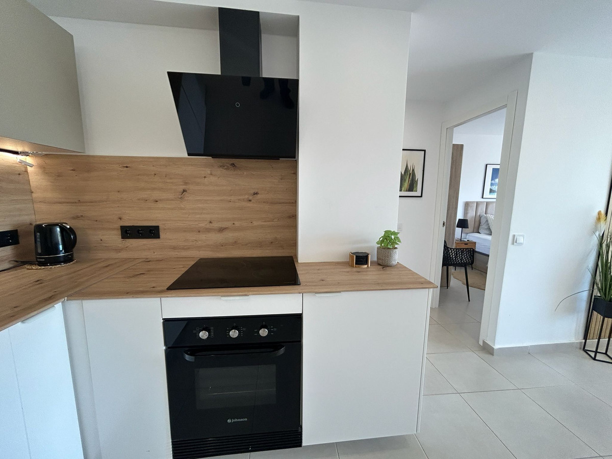 For sale - 3 Bedroom 2 Bathroom Apartment - Middle Floor Apartment in Torrevieja - Torrevieja Centro  - Alicante