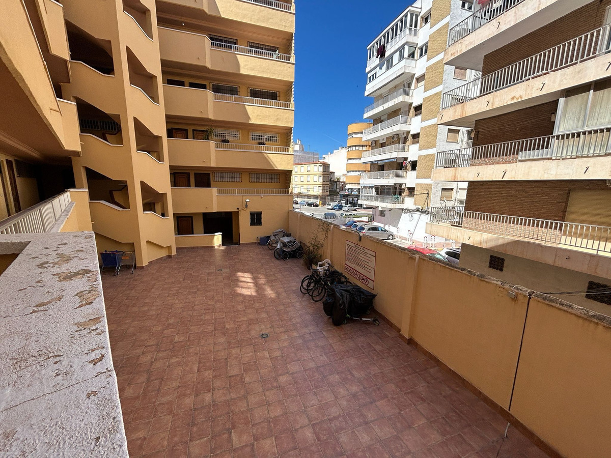For sale - 3 Bedroom 2 Bathroom Apartment - Middle Floor Apartment in Torrevieja - Torrevieja Centro  - Alicante