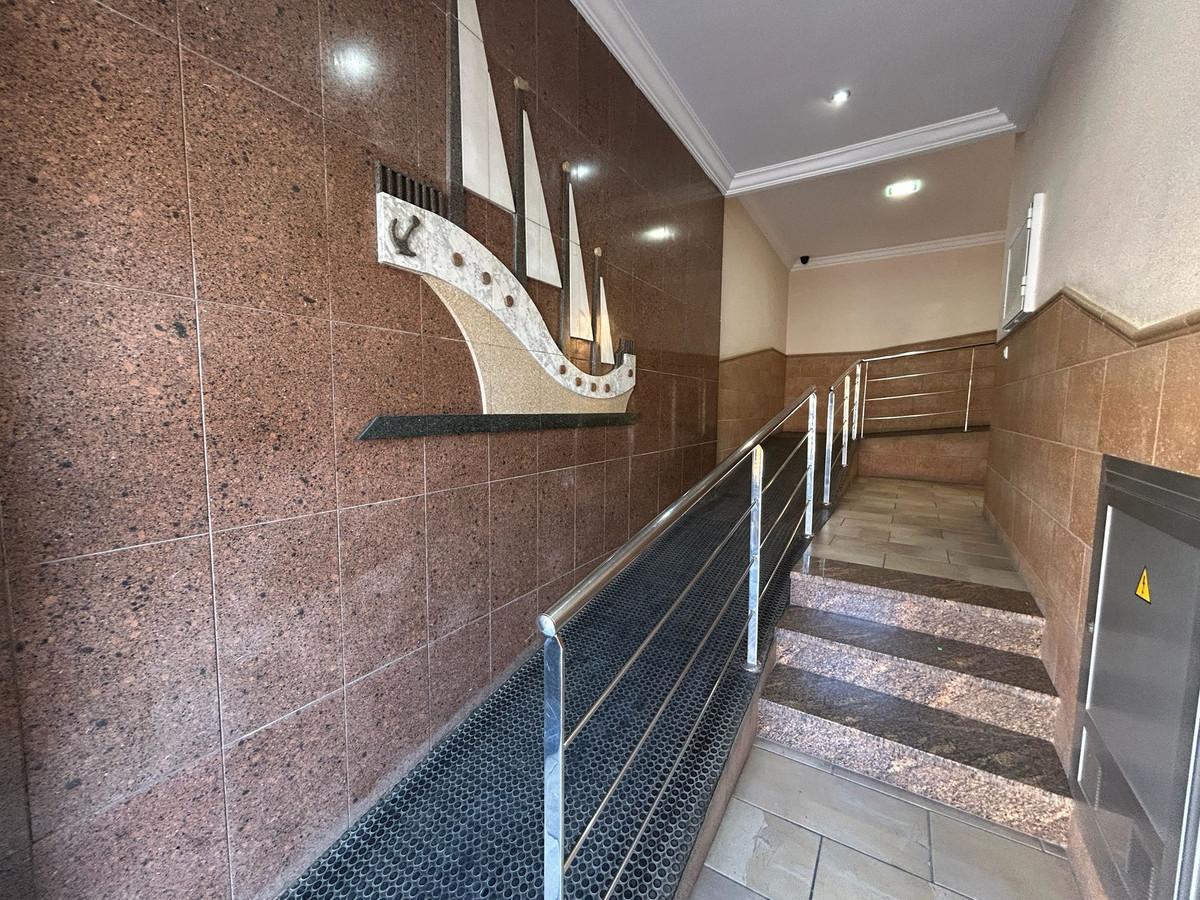 For sale - 3 Bedroom 2 Bathroom Apartment - Middle Floor Apartment in Torrevieja - Torrevieja Centro  - Alicante