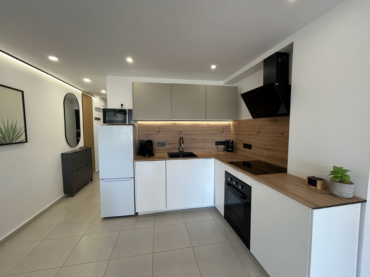 For sale - 3 Bedroom 2 Bathroom Apartment - Middle Floor Apartment in Torrevieja - Torrevieja Centro  - Alicante