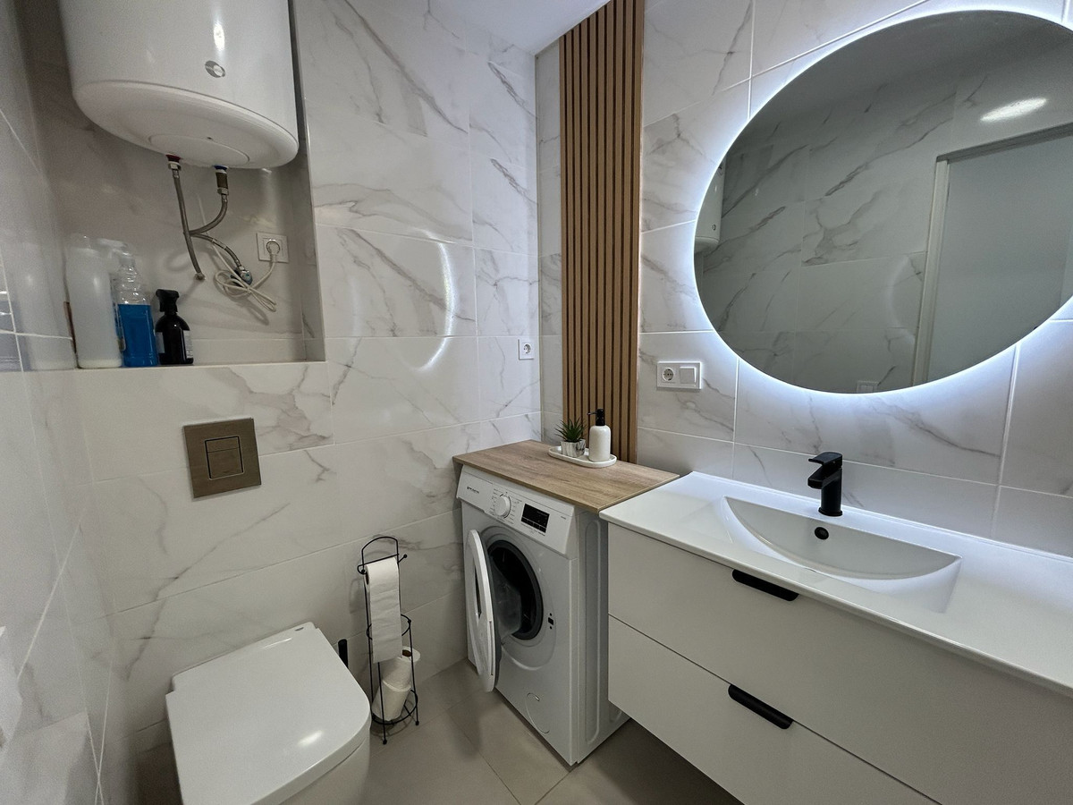 For sale - 3 Bedroom 2 Bathroom Apartment - Middle Floor Apartment in Torrevieja - Torrevieja Centro  - Alicante