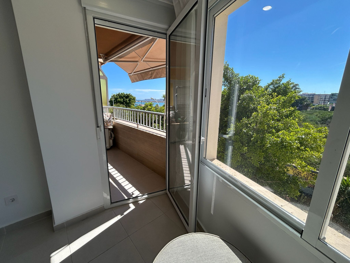 For sale - 3 Bedroom 2 Bathroom Apartment - Middle Floor Apartment in Torrevieja - Torrevieja Centro  - Alicante