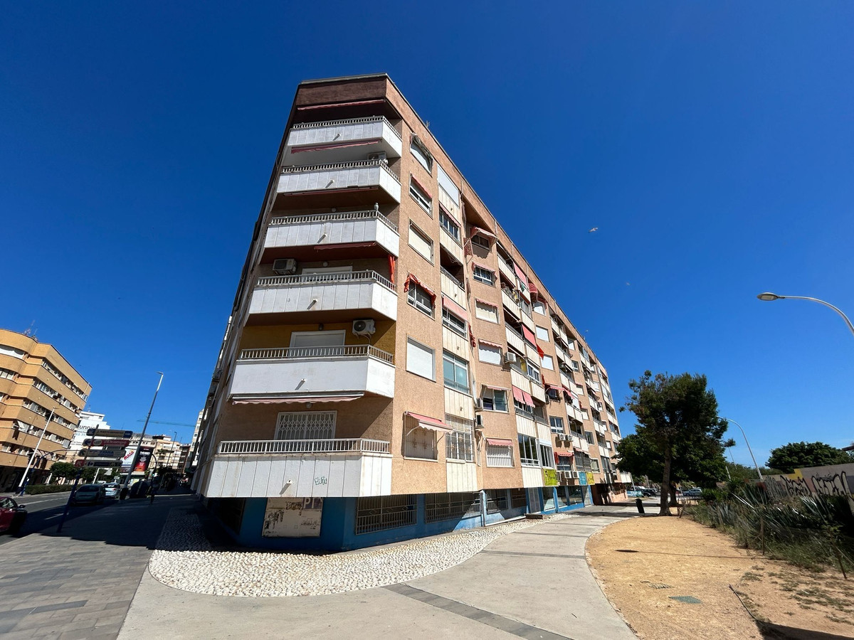 For sale - 3 Bedroom 2 Bathroom Apartment - Middle Floor Apartment in Torrevieja - Torrevieja Centro  - Alicante