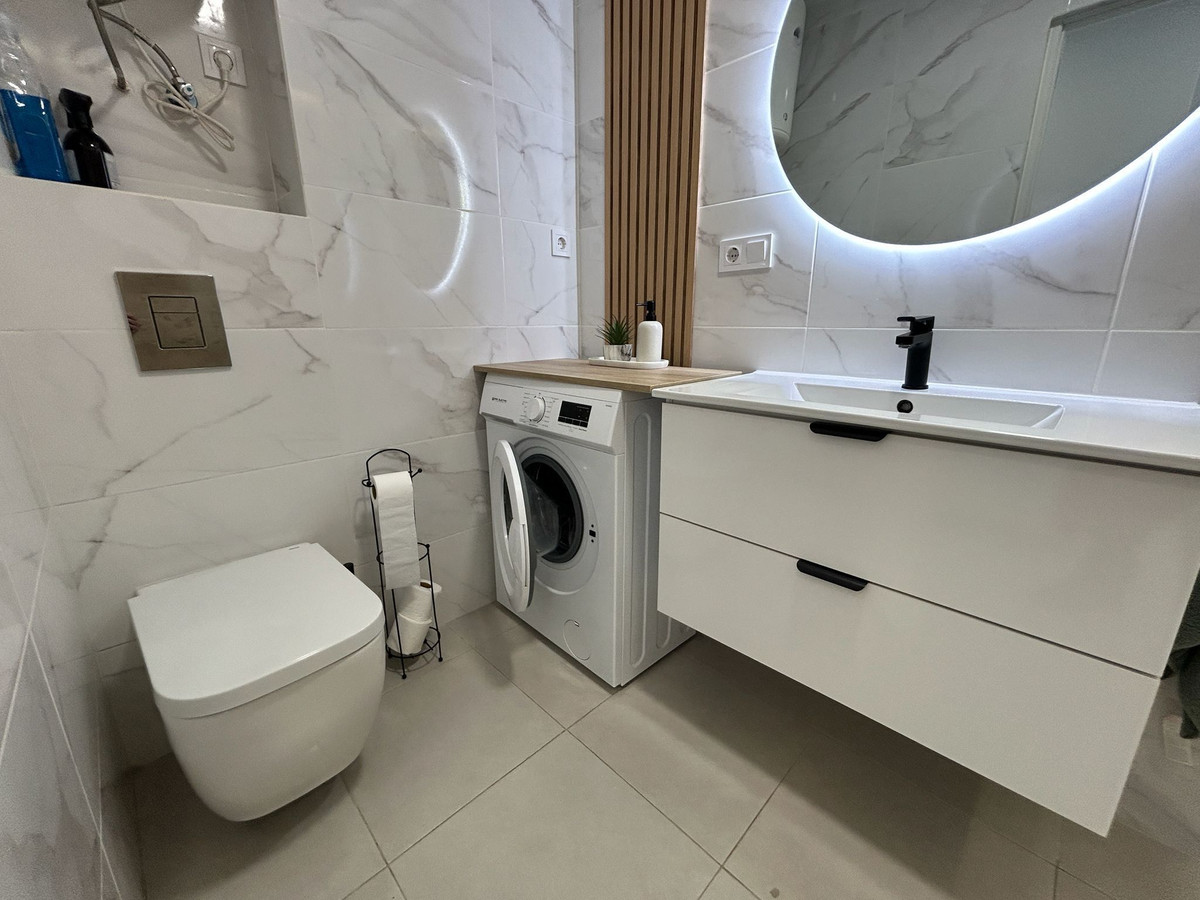 For sale - 3 Bedroom 2 Bathroom Apartment - Middle Floor Apartment in Torrevieja - Torrevieja Centro  - Alicante