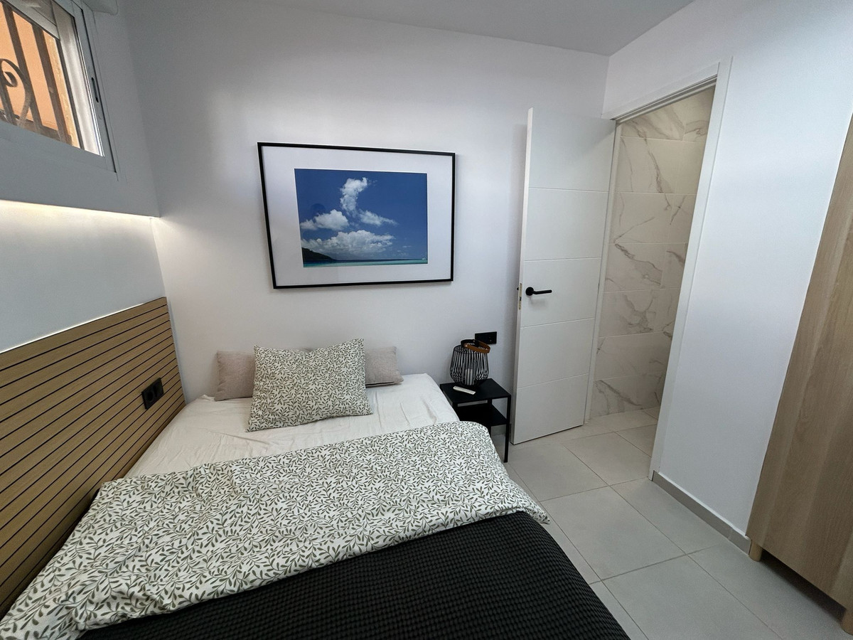 For sale - 3 Bedroom 2 Bathroom Apartment - Middle Floor Apartment in Torrevieja - Torrevieja Centro  - Alicante