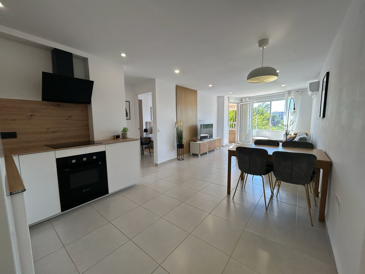 For sale - 3 Bedroom 2 Bathroom Apartment - Middle Floor Apartment in Torrevieja - Torrevieja Centro  - Alicante