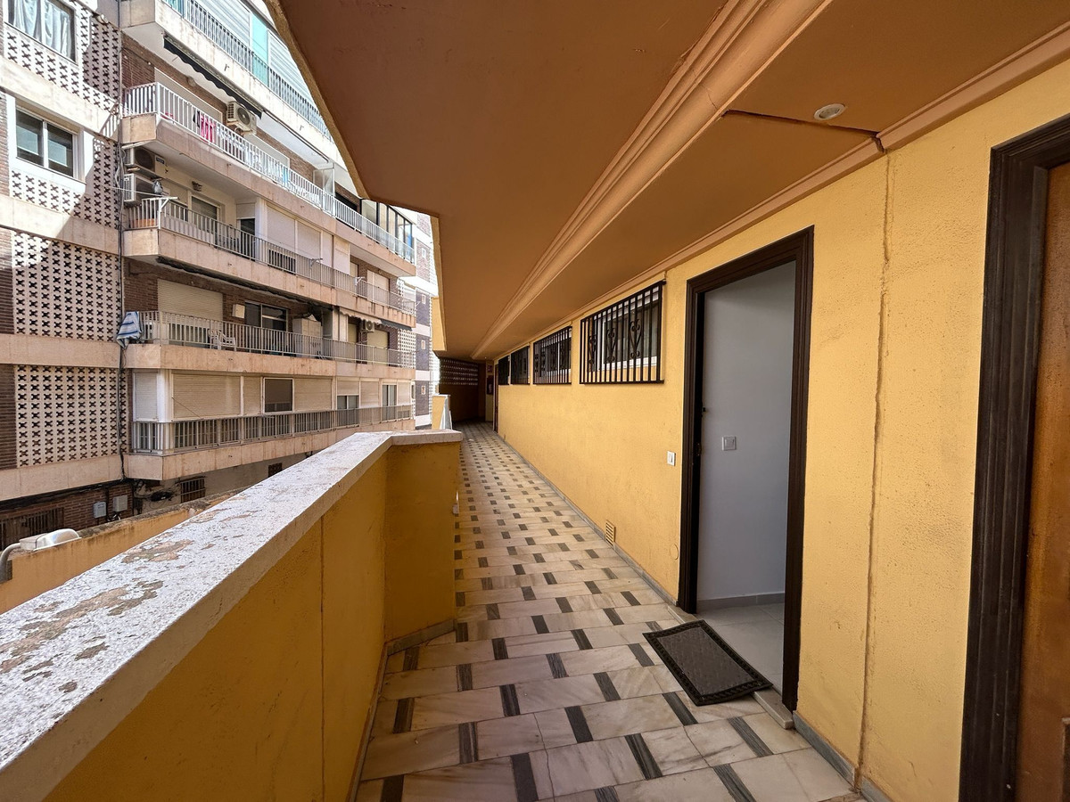 For sale - 3 Bedroom 2 Bathroom Apartment - Middle Floor Apartment in Torrevieja - Torrevieja Centro  - Alicante