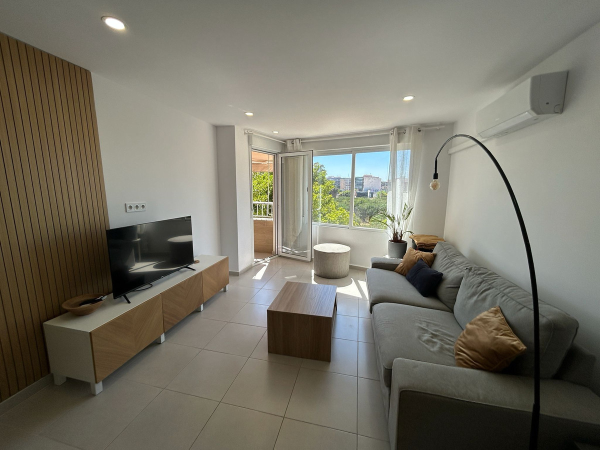 For sale - 3 Bedroom 2 Bathroom Apartment - Middle Floor Apartment in Torrevieja - Torrevieja Centro  - Alicante