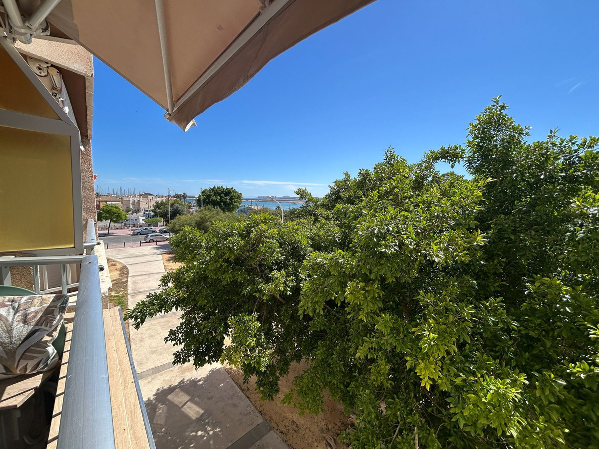For sale - 3 Bedroom 2 Bathroom Apartment - Middle Floor Apartment in Torrevieja - Torrevieja Centro  - Alicante