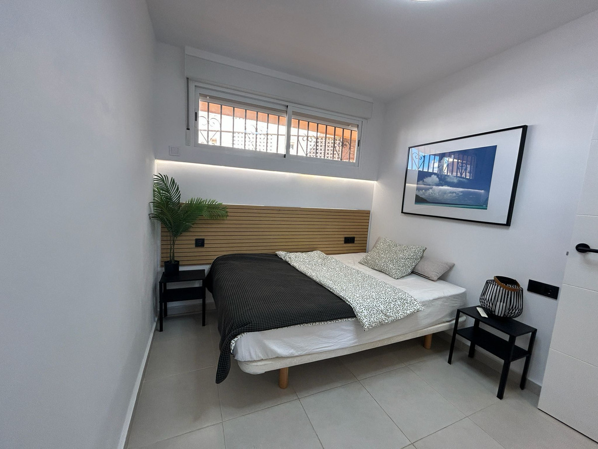 For sale - 3 Bedroom 2 Bathroom Apartment - Middle Floor Apartment in Torrevieja - Torrevieja Centro  - Alicante