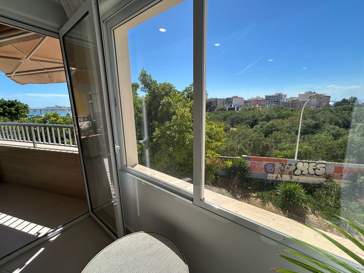 For sale - 3 Bedroom 2 Bathroom Apartment - Middle Floor Apartment in Torrevieja - Torrevieja Centro  - Alicante