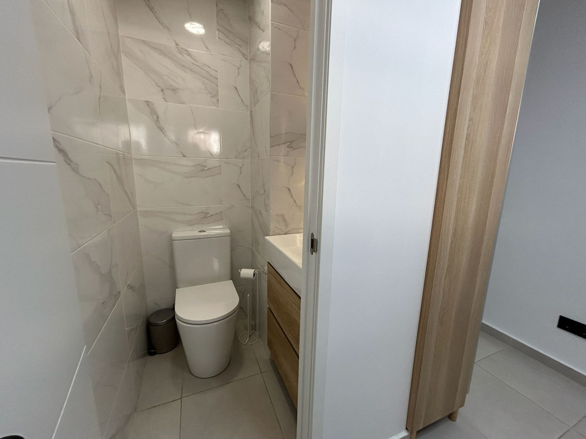 For sale - 3 Bedroom 2 Bathroom Apartment - Middle Floor Apartment in Torrevieja - Torrevieja Centro  - Alicante