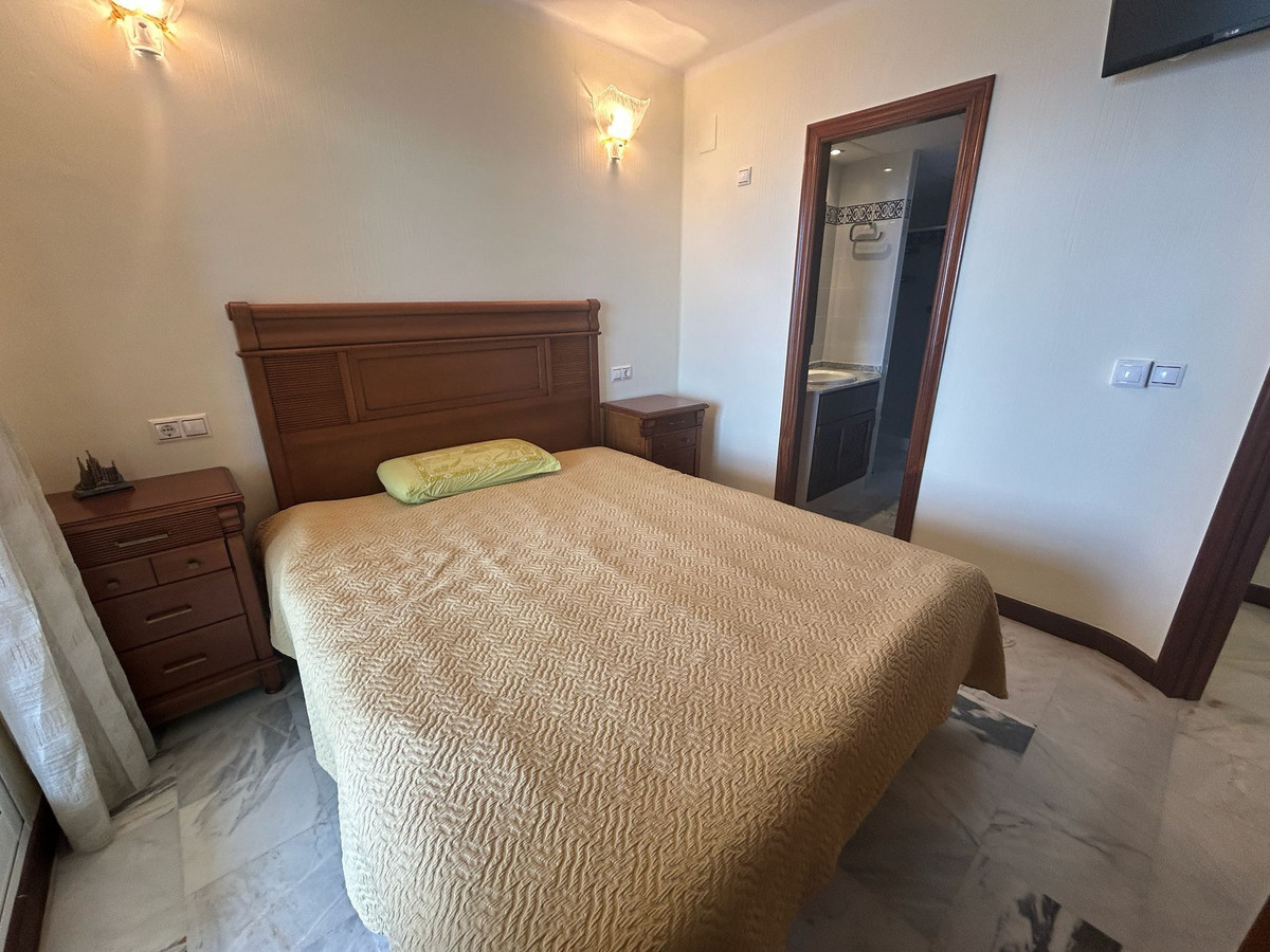 For sale - 3 Bedroom 2 Bathroom Apartment - Middle Floor Apartment in Torrevieja - Torrevieja Centro  - Alicante