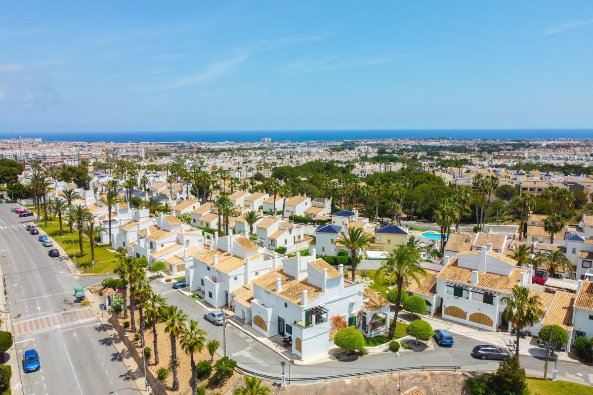 For sale - 4 Bedroom 2 Bathroom House - Detached Villa in Orihuela - Villamartin  - Alicante