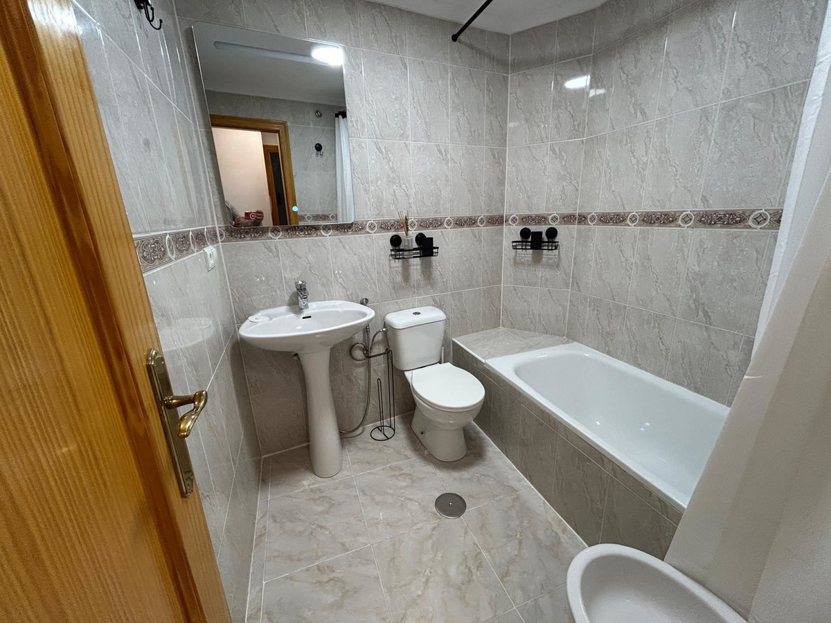 For sale - 2 Bedroom 2 Bathroom Apartment - Middle Floor Apartment in Torrevieja - Torrevieja Centro  - Alicante