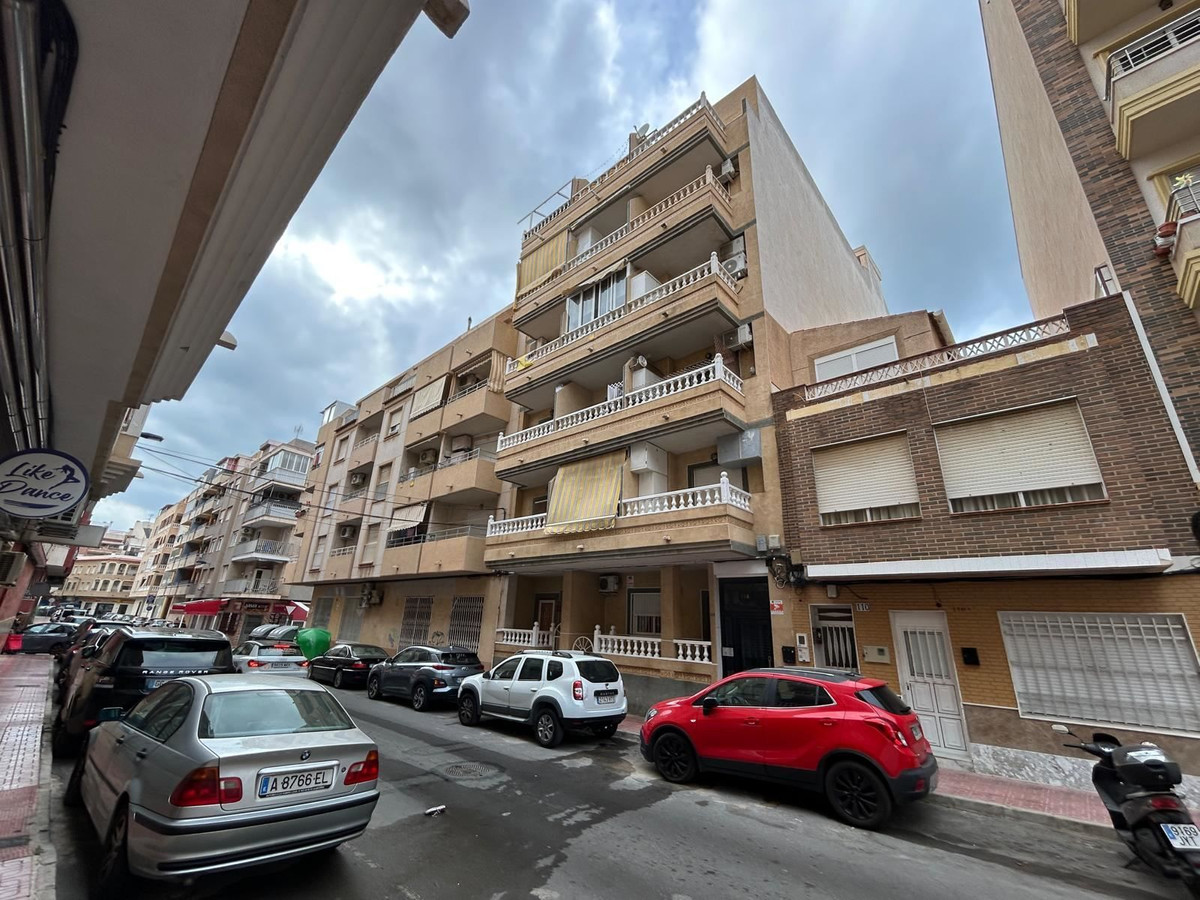 For sale - 2 Bedroom 2 Bathroom Apartment - Middle Floor Apartment in Torrevieja - Torrevieja Centro  - Alicante