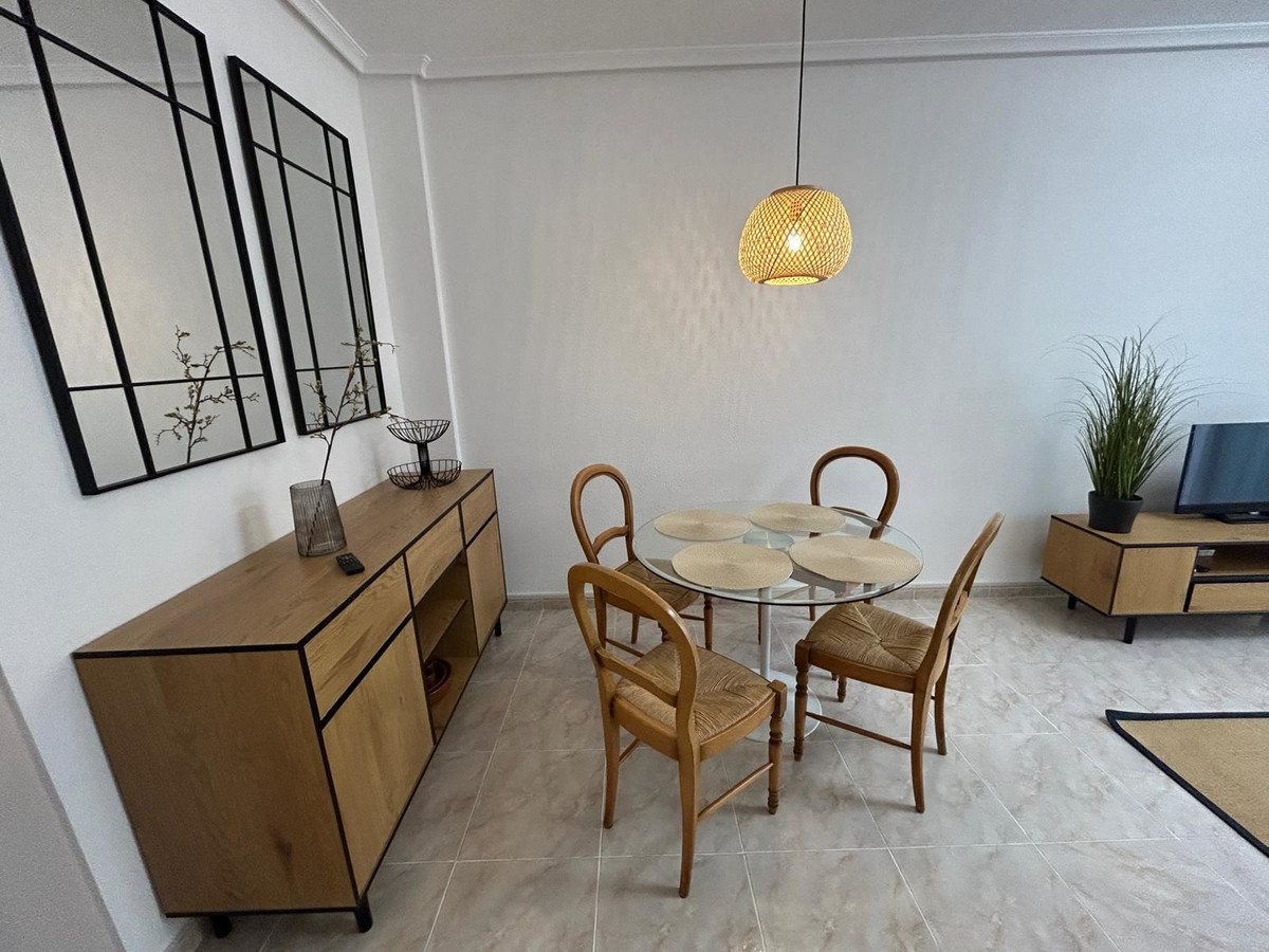 For sale - 2 Bedroom 2 Bathroom Apartment - Middle Floor Apartment in Torrevieja - Torrevieja Centro  - Alicante