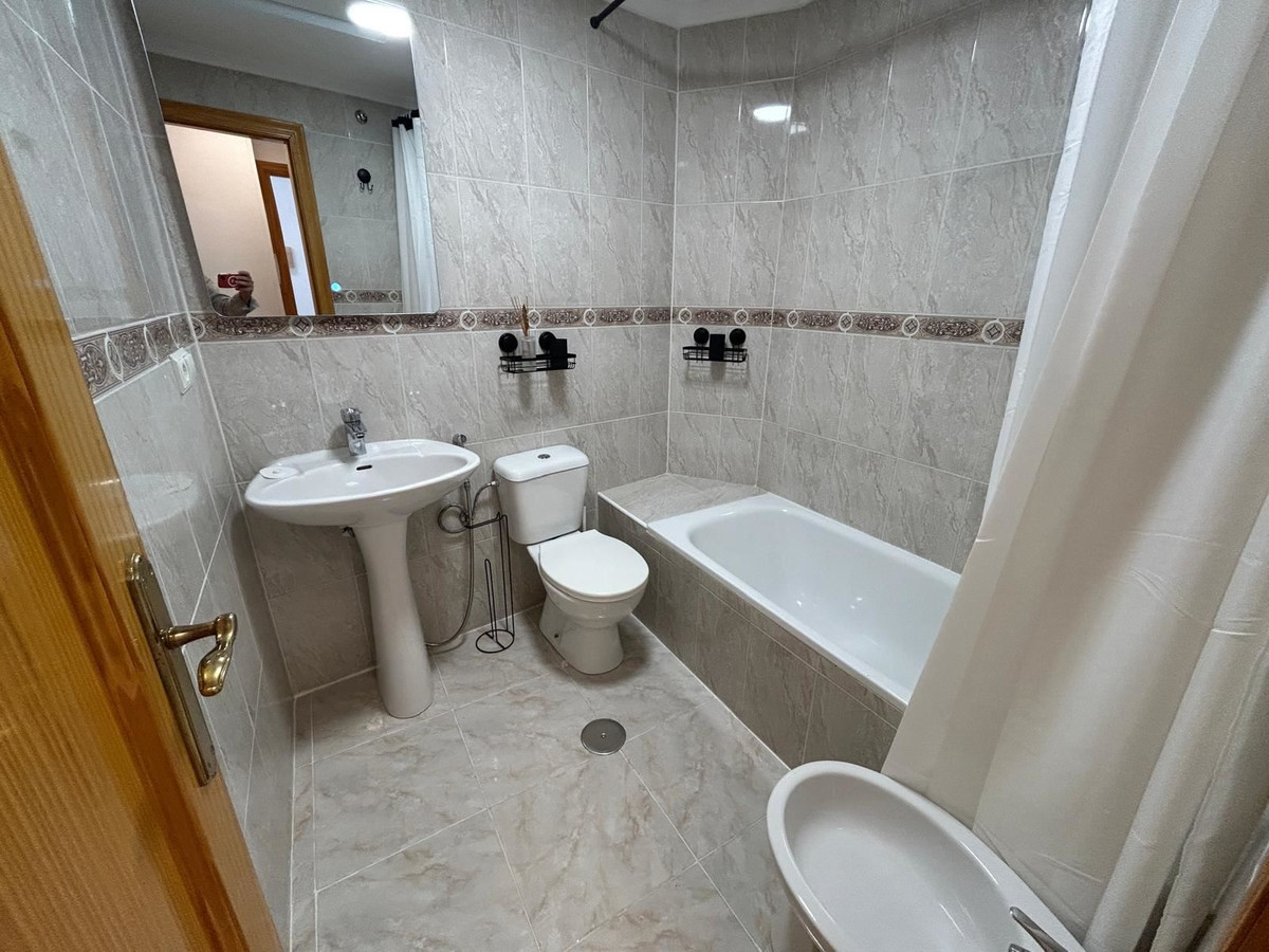 For sale - 2 Bedroom 2 Bathroom Apartment - Middle Floor Apartment in Torrevieja - Torrevieja Centro  - Alicante