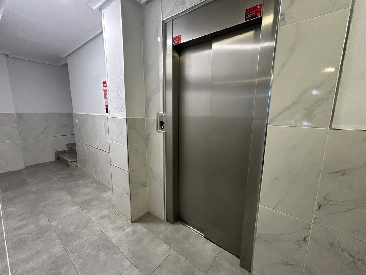 For sale - 2 Bedroom 2 Bathroom Apartment - Middle Floor Apartment in Torrevieja - Torrevieja Centro  - Alicante