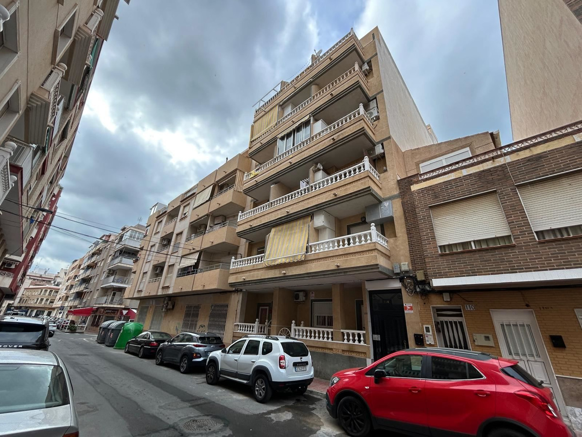 For sale - 2 Bedroom 2 Bathroom Apartment - Middle Floor Apartment in Torrevieja - Torrevieja Centro  - Alicante
