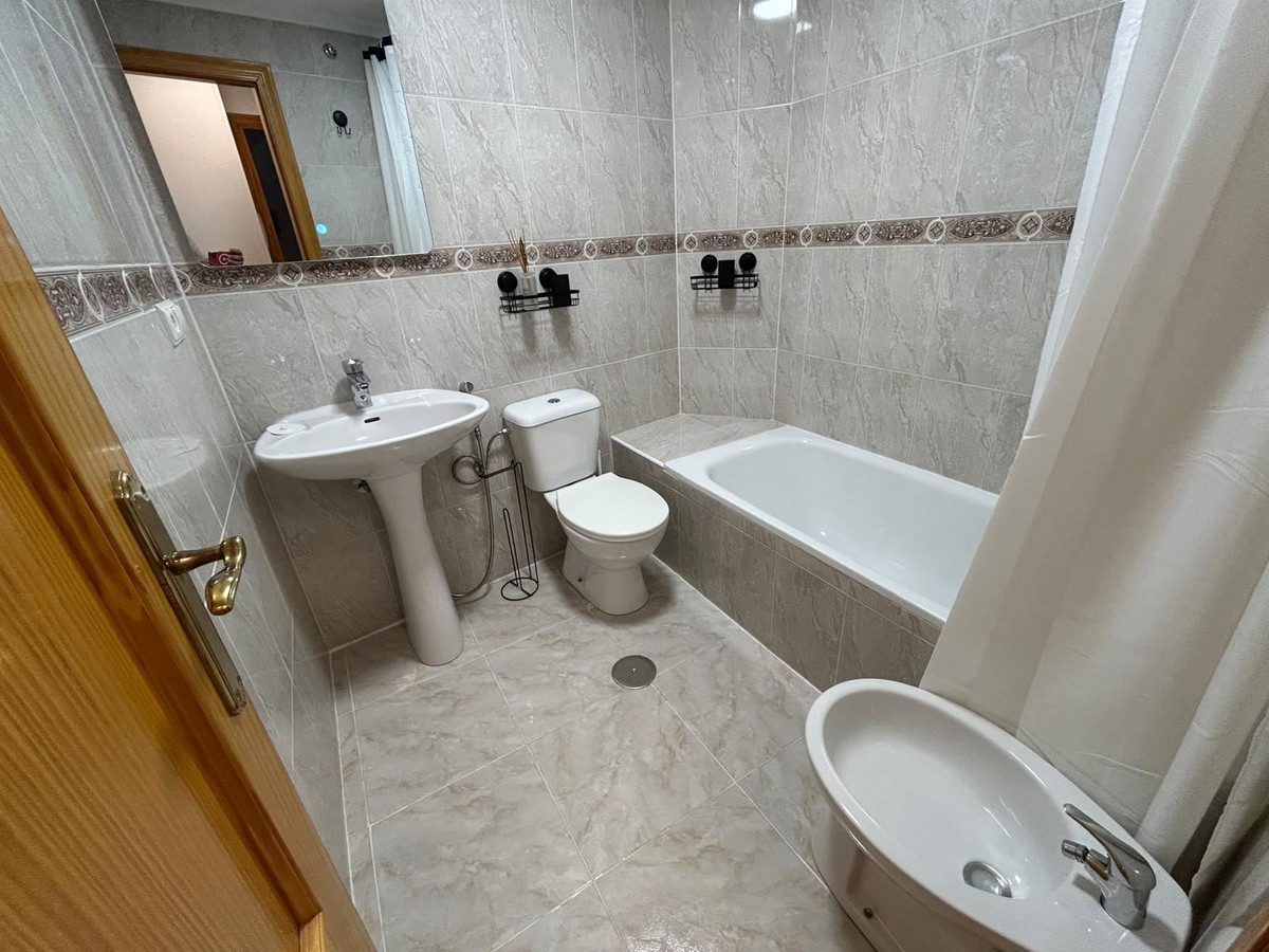 For sale - 2 Bedroom 2 Bathroom Apartment - Middle Floor Apartment in Torrevieja - Torrevieja Centro  - Alicante