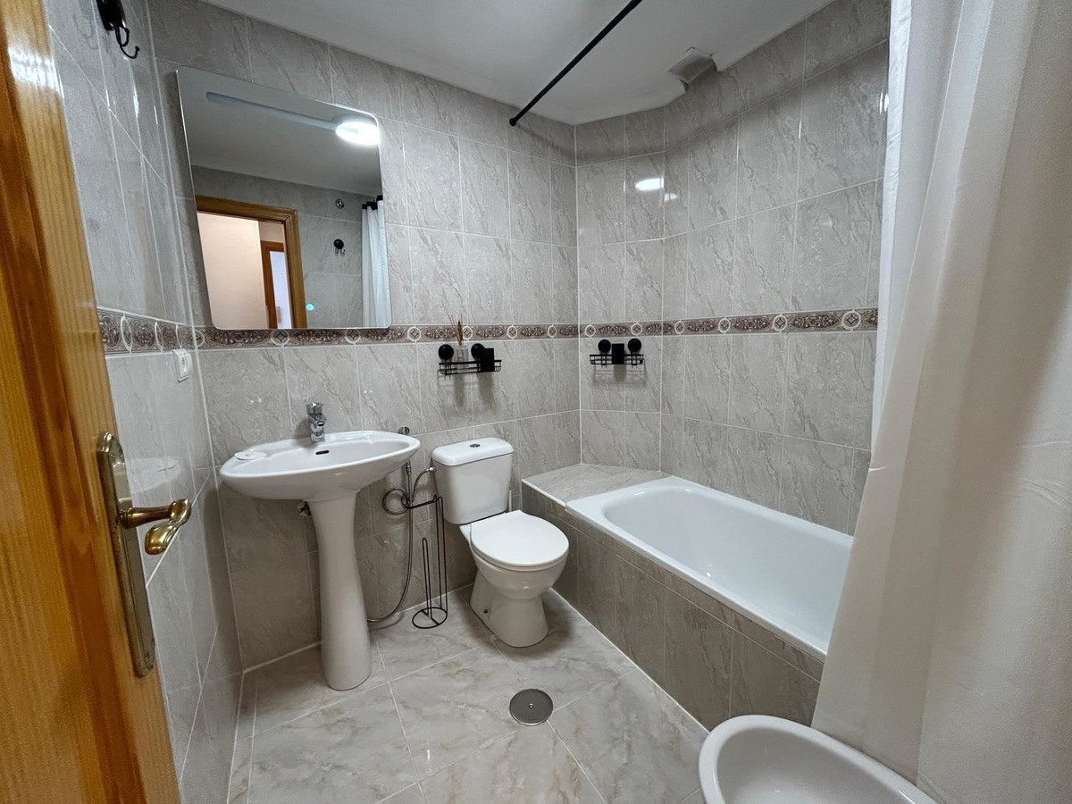 For sale - 2 Bedroom 2 Bathroom Apartment - Middle Floor Apartment in Torrevieja - Torrevieja Centro  - Alicante