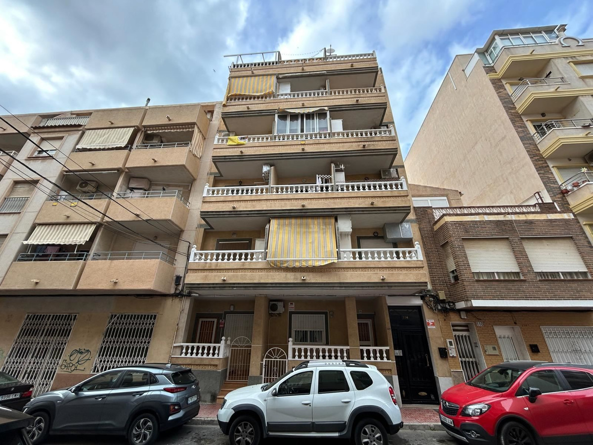For sale - 2 Bedroom 2 Bathroom Apartment - Middle Floor Apartment in Torrevieja - Torrevieja Centro  - Alicante