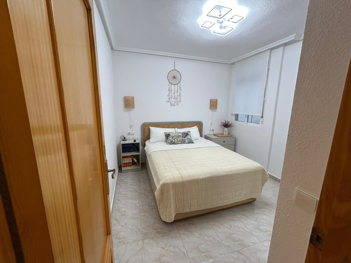 For sale - 2 Bedroom 2 Bathroom Apartment - Middle Floor Apartment in Torrevieja - Torrevieja Centro  - Alicante