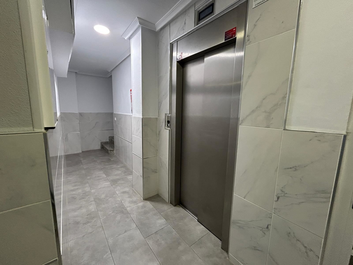 For sale - 2 Bedroom 2 Bathroom Apartment - Middle Floor Apartment in Torrevieja - Torrevieja Centro  - Alicante
