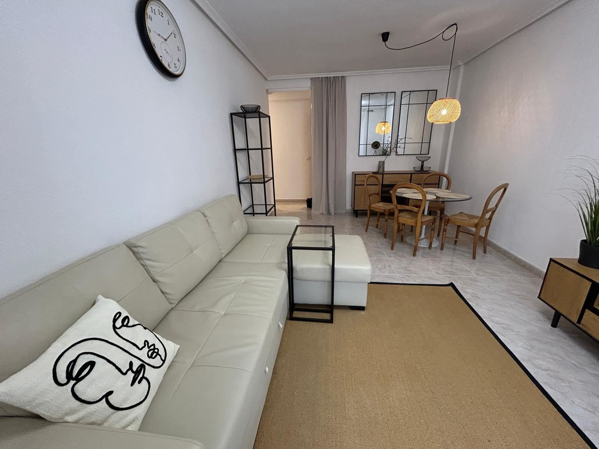 For sale - 2 Bedroom 2 Bathroom Apartment - Middle Floor Apartment in Torrevieja - Torrevieja Centro  - Alicante