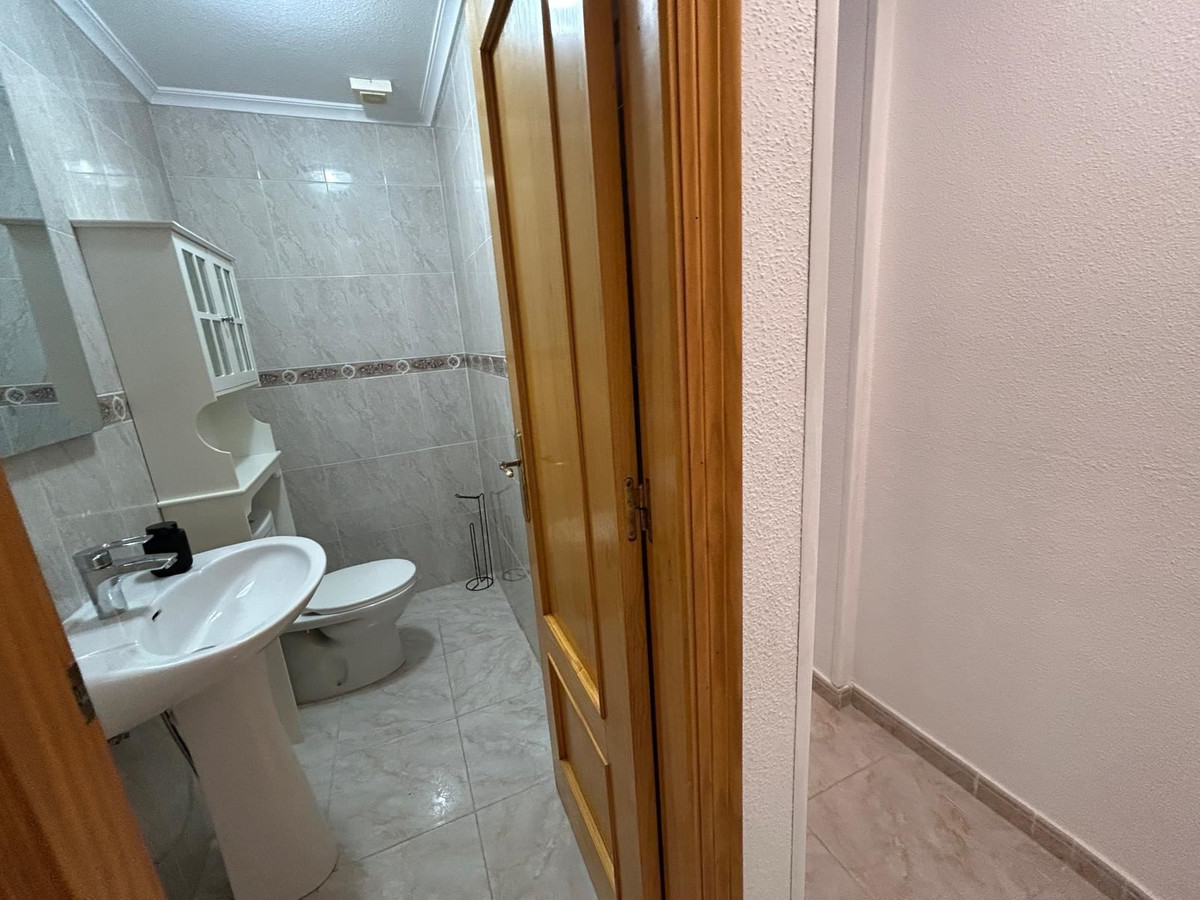 For sale - 2 Bedroom 2 Bathroom Apartment - Middle Floor Apartment in Torrevieja - Torrevieja Centro  - Alicante