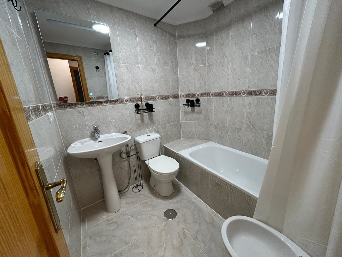 For sale - 2 Bedroom 2 Bathroom Apartment - Middle Floor Apartment in Torrevieja - Torrevieja Centro  - Alicante