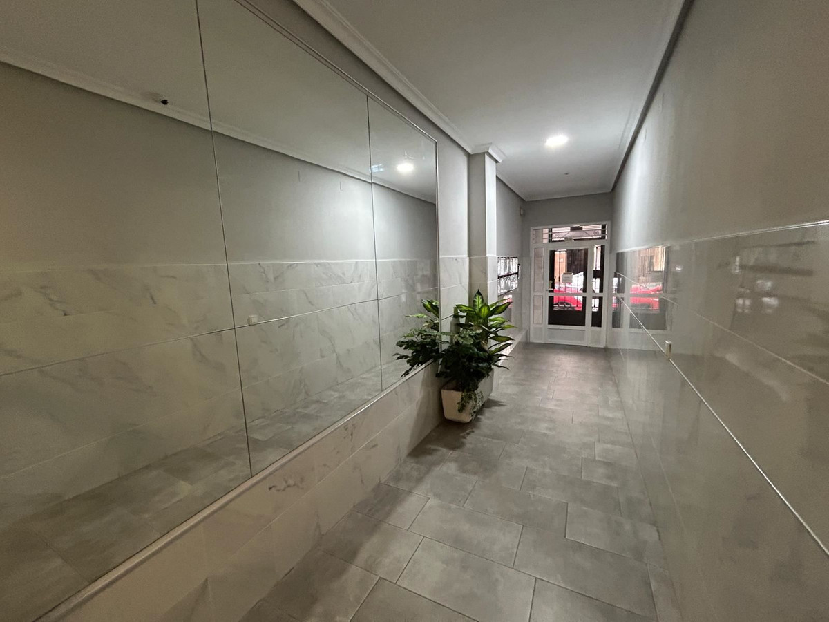 For sale - 2 Bedroom 2 Bathroom Apartment - Middle Floor Apartment in Torrevieja - Torrevieja Centro  - Alicante