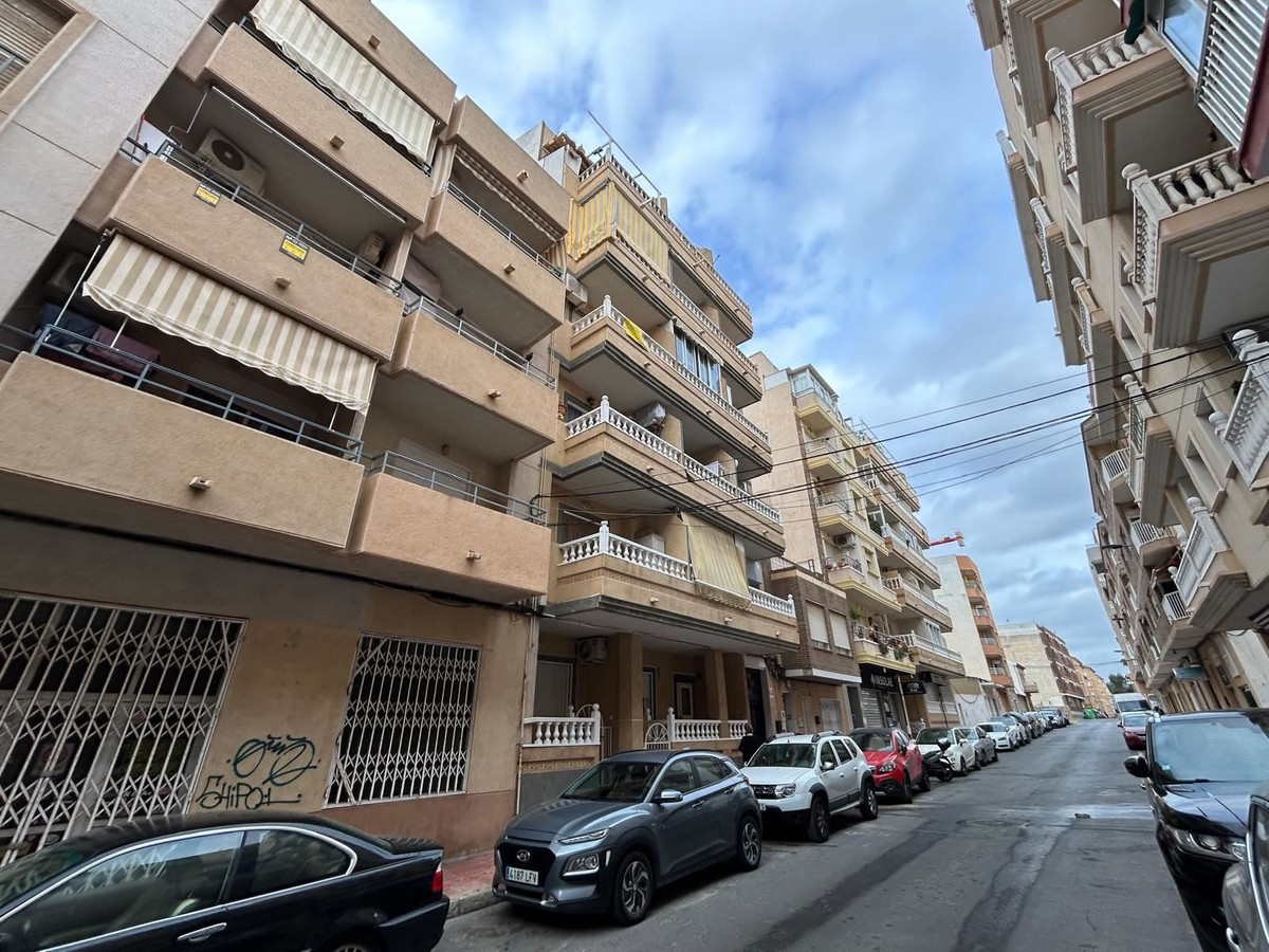 For sale - 2 Bedroom 2 Bathroom Apartment - Middle Floor Apartment in Torrevieja - Torrevieja Centro  - Alicante