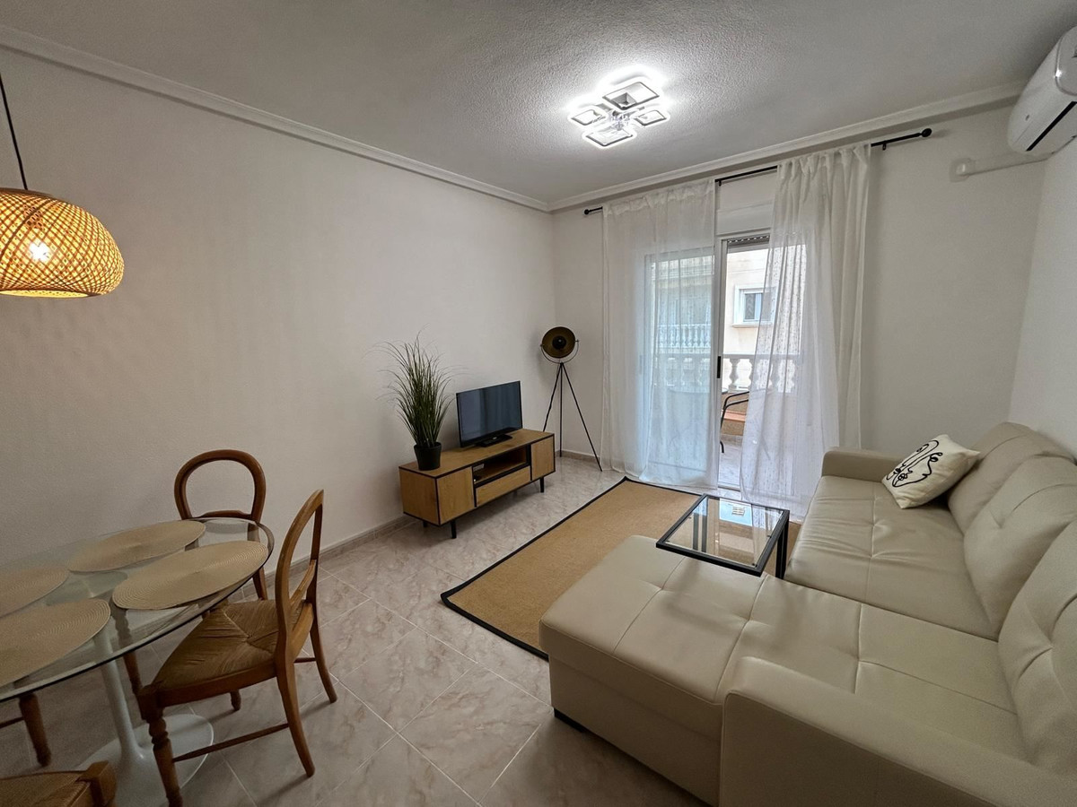 For sale - 2 Bedroom 2 Bathroom Apartment - Middle Floor Apartment in Torrevieja - Torrevieja Centro  - Alicante