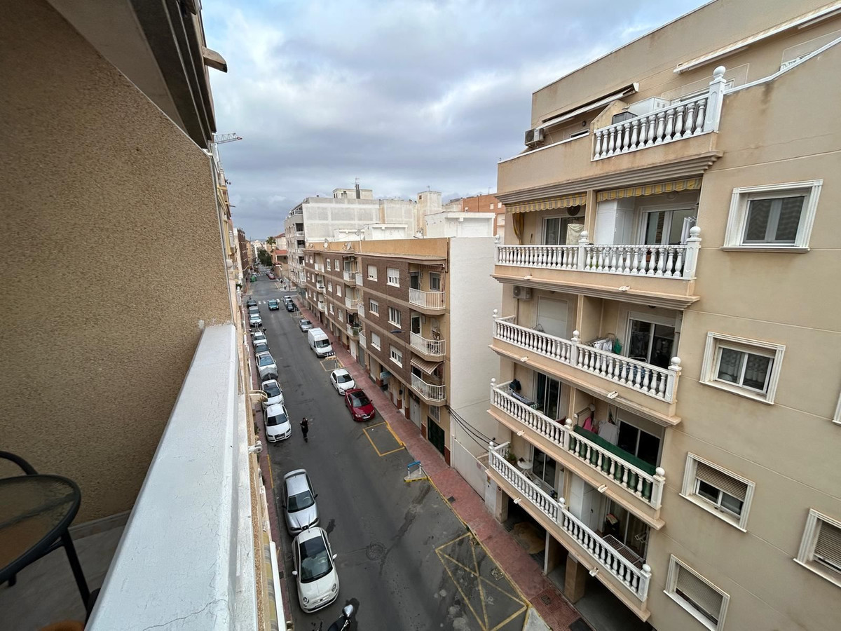 For sale - 2 Bedroom 2 Bathroom Apartment - Middle Floor Apartment in Torrevieja - Torrevieja Centro  - Alicante