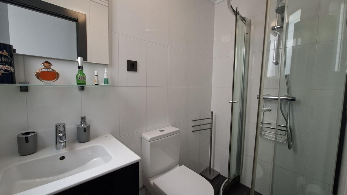 For sale - 3 Bedroom 2 Bathroom Apartment - Middle Floor Apartment in Torrevieja - Torrevieja Centro  - Alicante