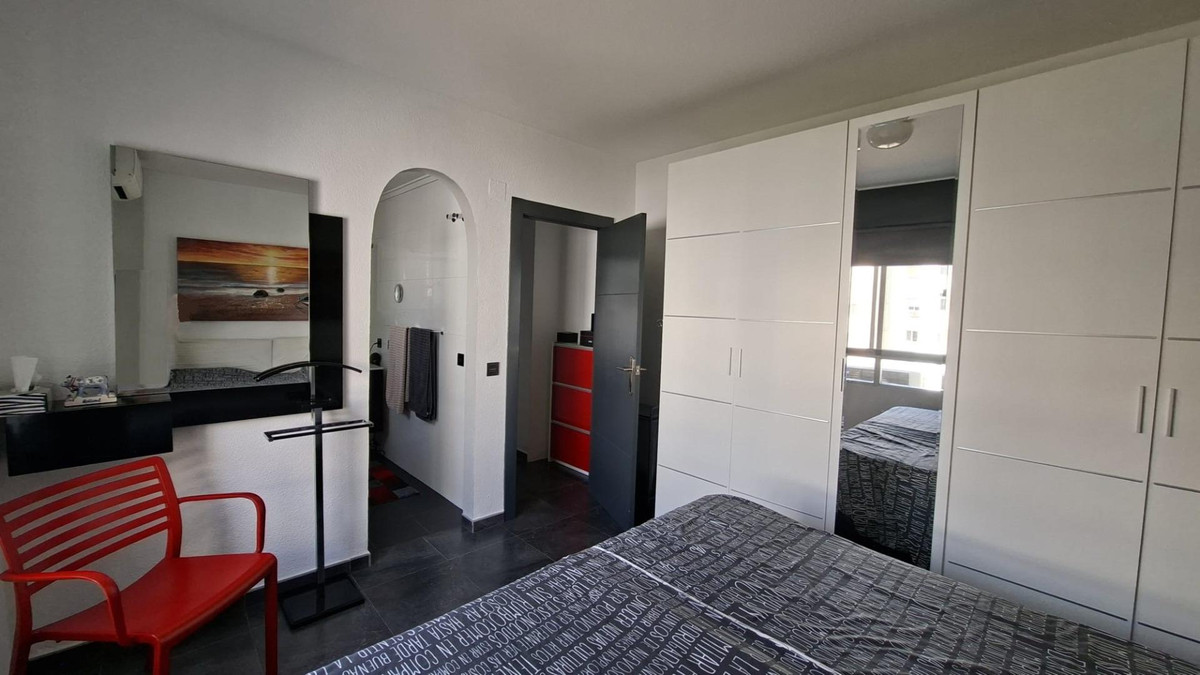 For sale - 3 Bedroom 2 Bathroom Apartment - Middle Floor Apartment in Torrevieja - Torrevieja Centro  - Alicante