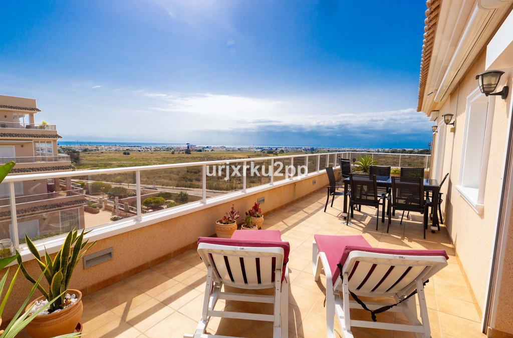 3 Bedroom 2 Bathroom Apartment - in Villamartin