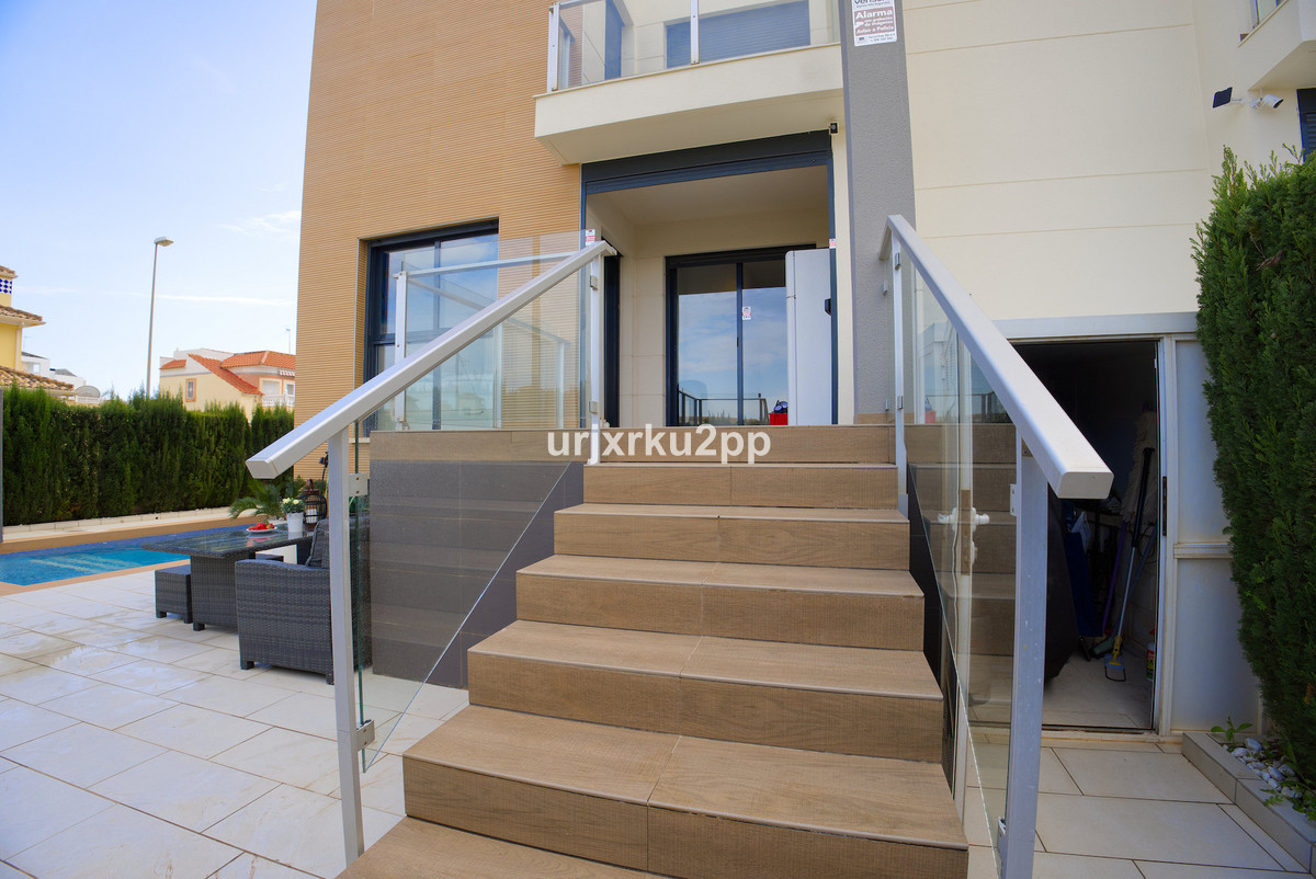 For sale - 3 Bedroom 2 Bathroom House - Townhouse in Orihuela - La Zenia  - Alicante