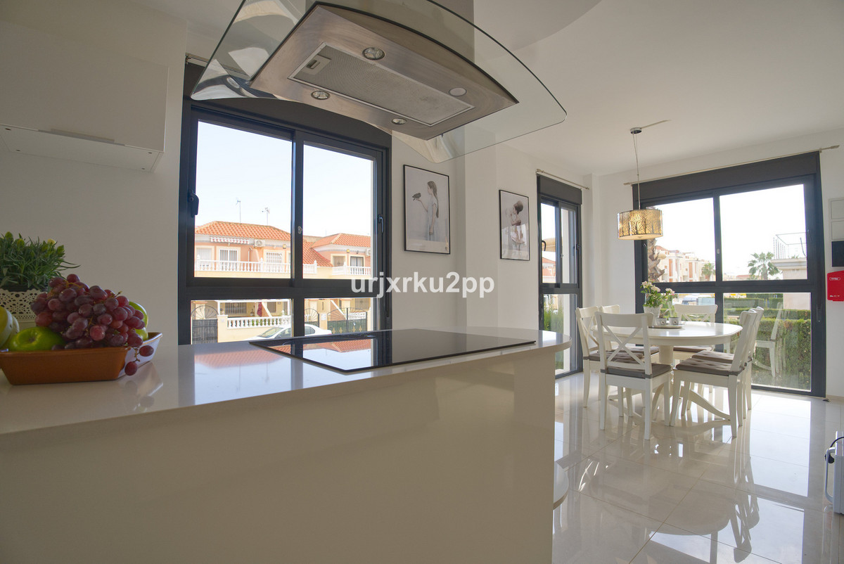 For sale - 3 Bedroom 2 Bathroom House - Townhouse in Orihuela - La Zenia  - Alicante