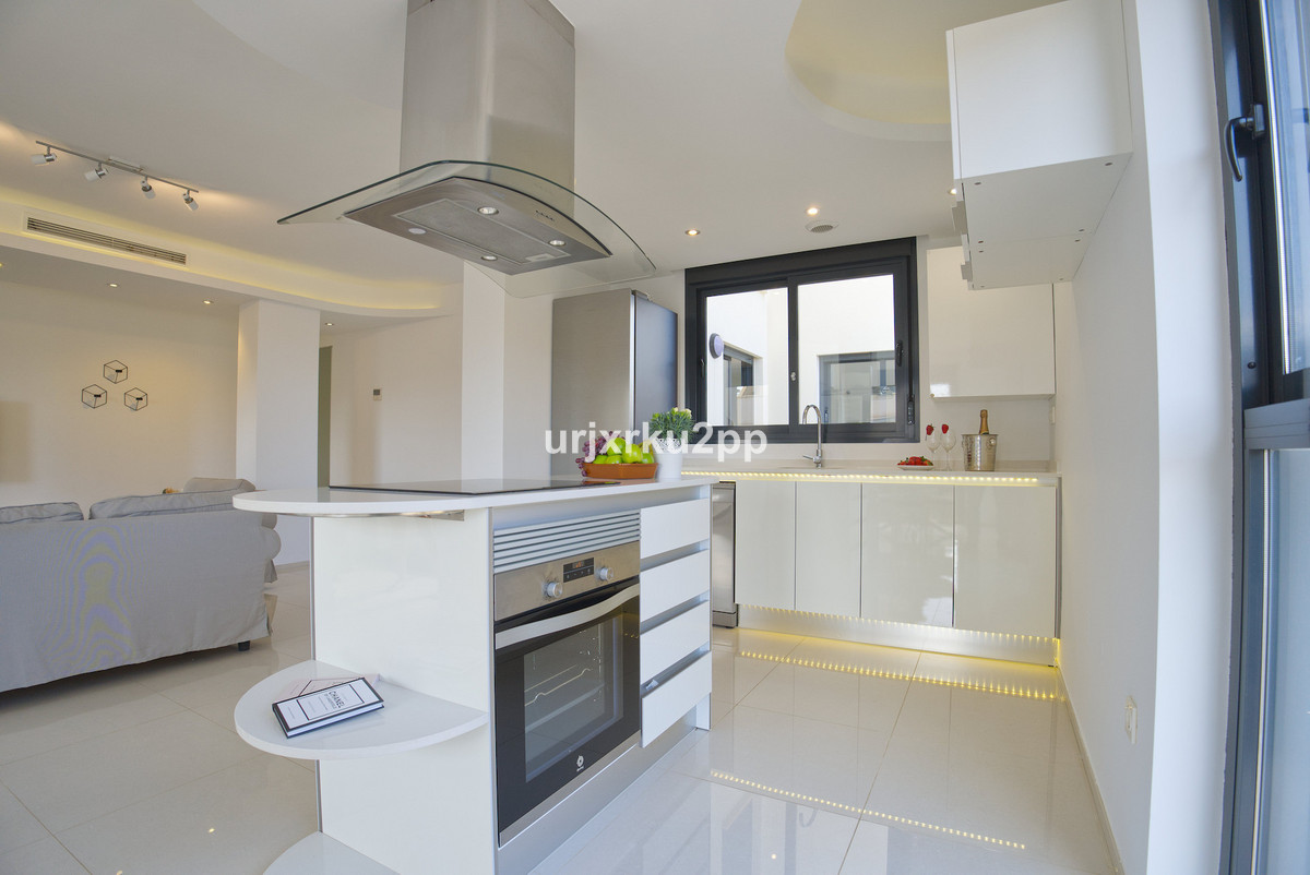 For sale - 3 Bedroom 2 Bathroom House - Townhouse in Orihuela - La Zenia  - Alicante