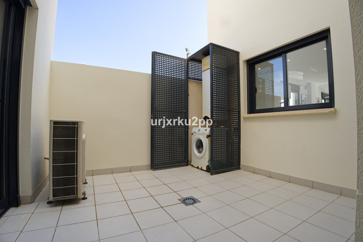For sale - 3 Bedroom 2 Bathroom House - Townhouse in Orihuela - La Zenia  - Alicante