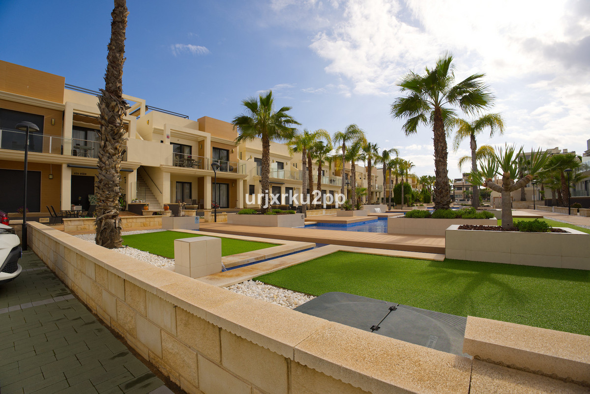 For sale - 3 Bedroom 2 Bathroom House - Townhouse in Orihuela - La Zenia  - Alicante