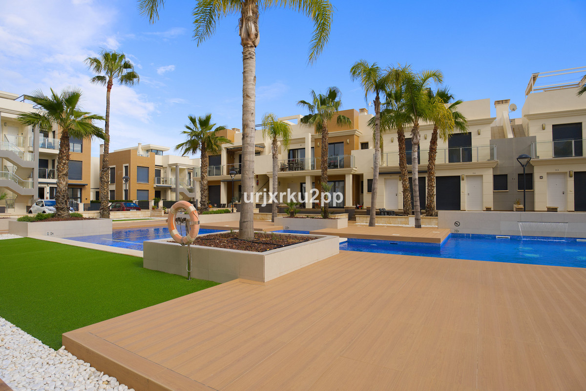 For sale - 3 Bedroom 2 Bathroom House - Townhouse in Orihuela - La Zenia  - Alicante