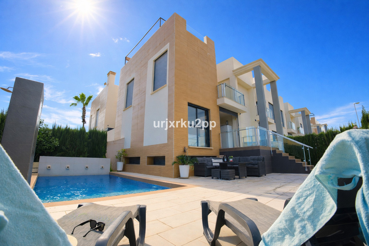 For sale - 3 Bedroom 2 Bathroom House - Townhouse in Orihuela - La Zenia  - Alicante