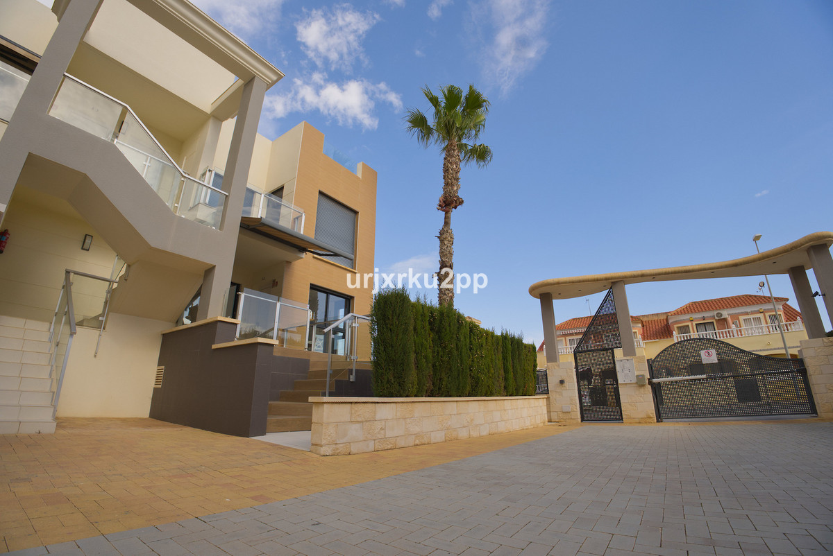 For sale - 3 Bedroom 2 Bathroom House - Townhouse in Orihuela - La Zenia  - Alicante